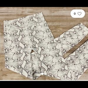 Fleece Snakeskin Mocha and Tan Printed Leggings. NEW

Size L/XL